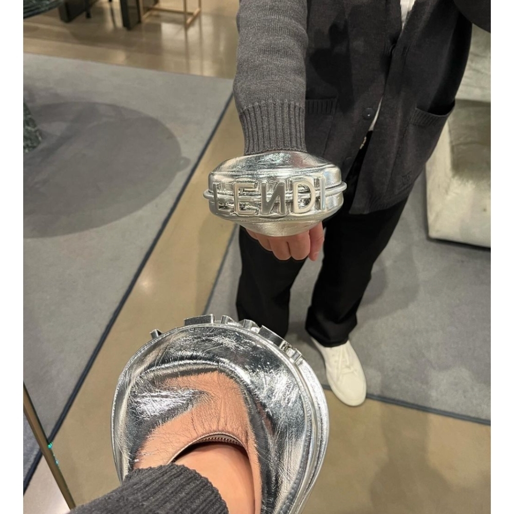 23FW【FENDI】ナノ フェンディグラフィ シルバーレザー チャーム 23FW【FENDI】ナノ フェンディグラフィ シルバーレザー チャーム