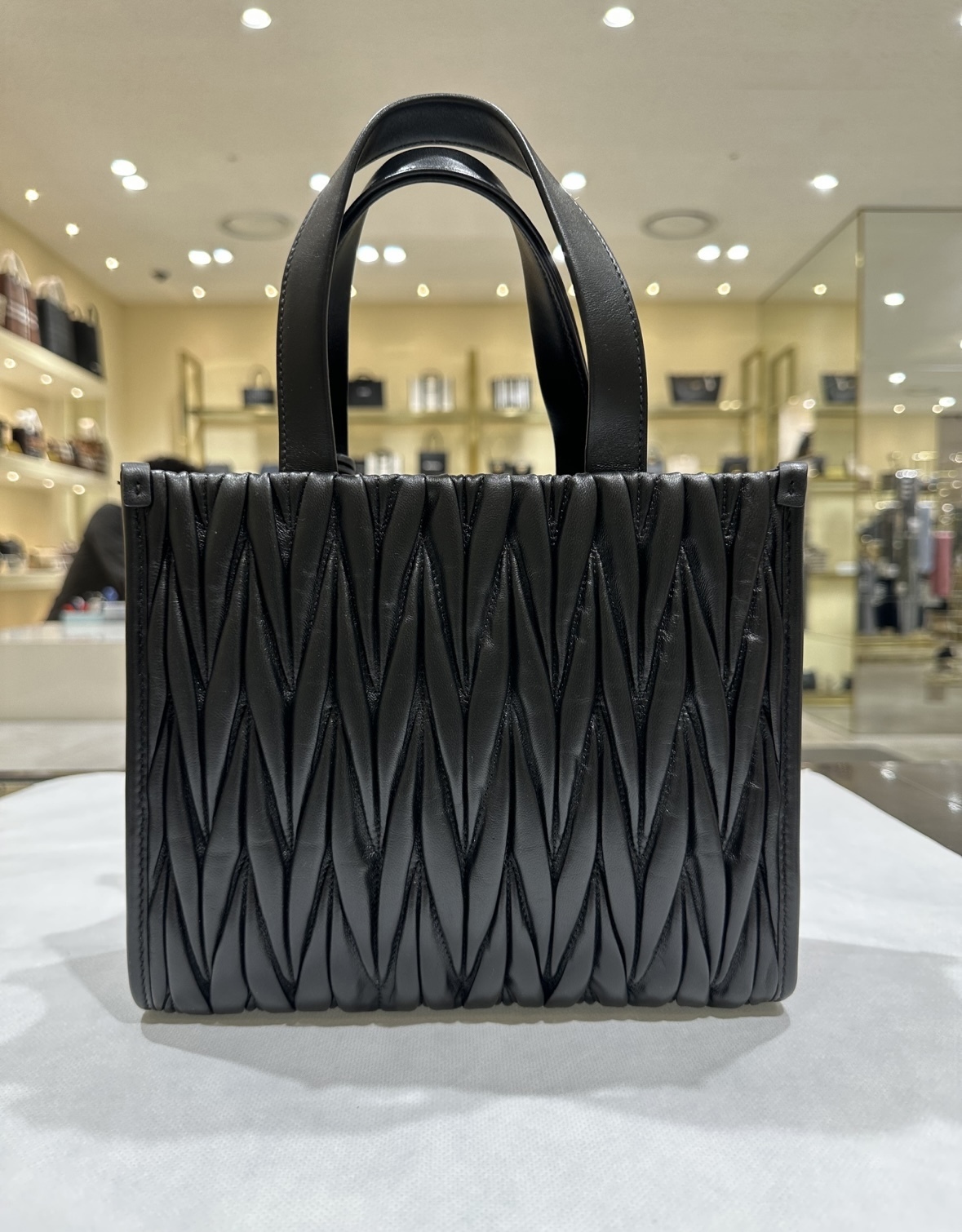 【関税込み】 ☆MiuMiu☆ マテラッセ レザー トートバッグ 関税込み】 ☆MiuMiu☆ マテラッセ レザー トートバッグ (MiuMiu