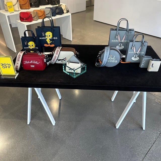 希少限定モデル♪ Marc Jacobs ロゴ コンパクト 2つ折り財布