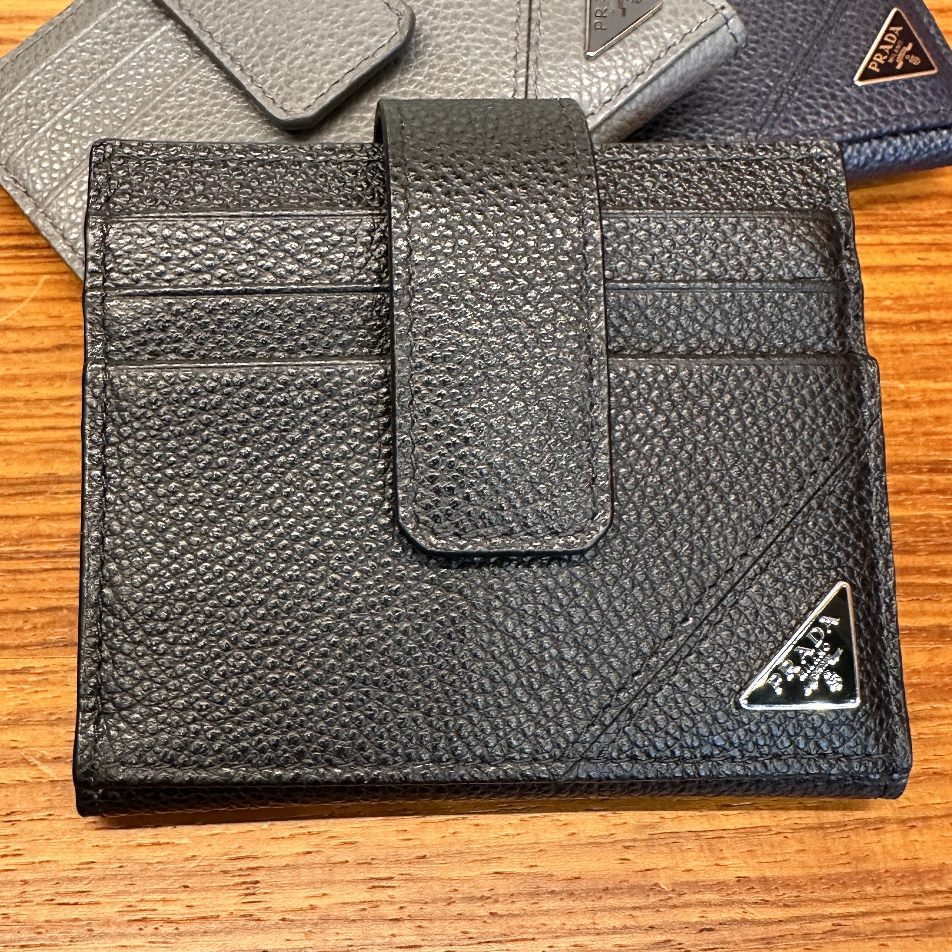 直営店買付!!【PRADA】三角ロゴ カードケース 2MC049 DHL送料込 直営店買付!!【PRADA】三角ロゴ カードケース 2MC049 DHL送料込