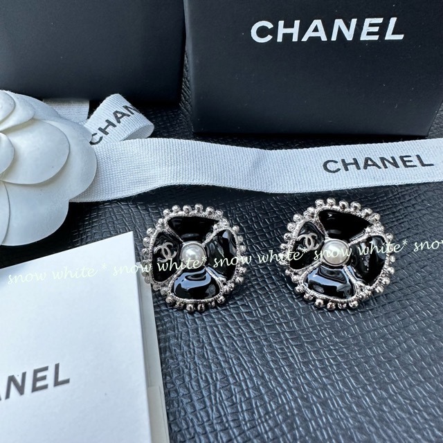 明日着 限定 カメリア 黒xシルバー CCマーク ピアス CHANEL