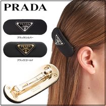 国内買付【PRADA】Re-Nylon ヘアクリップ ロゴ ヘアアクセサリー