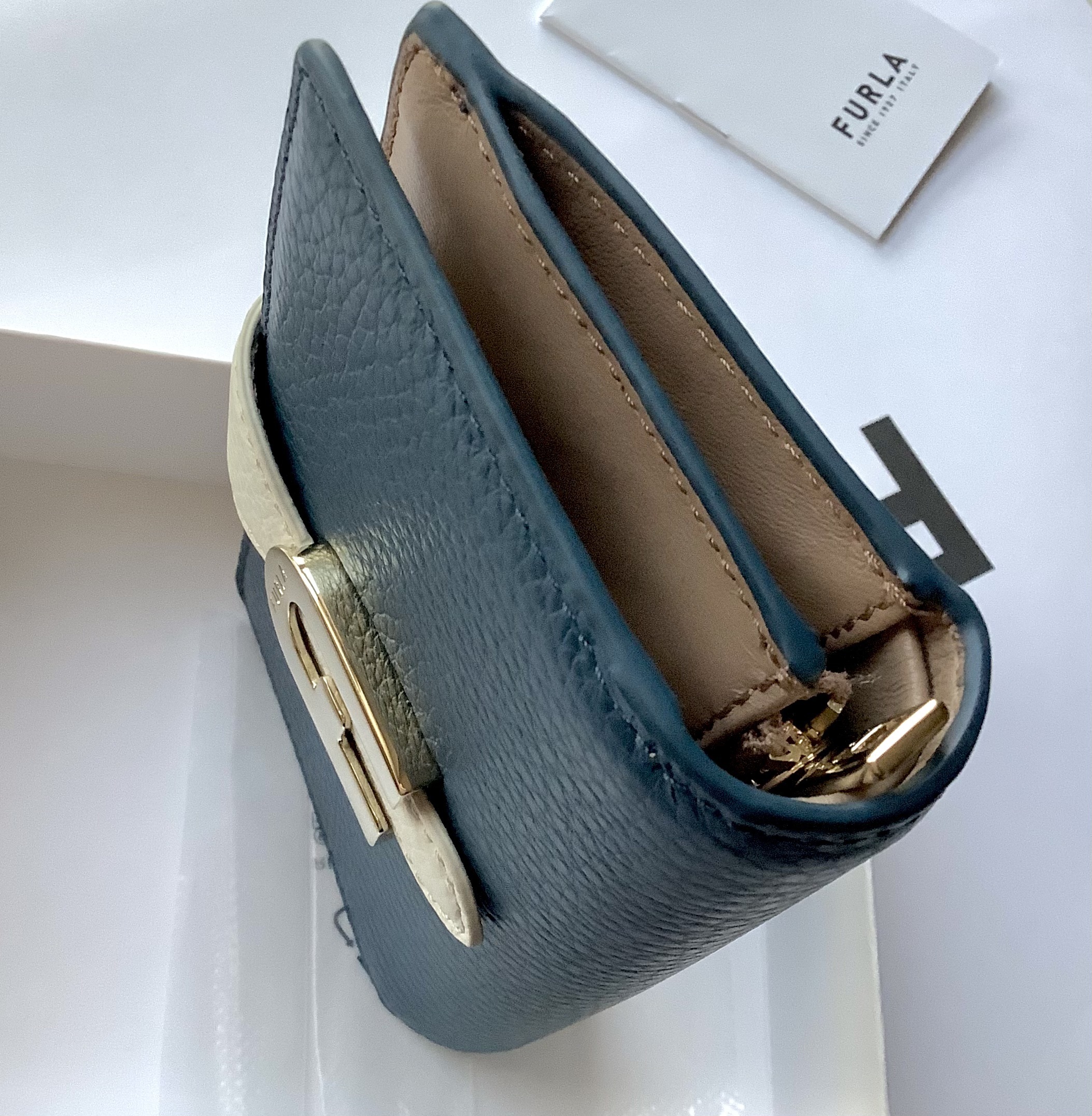大人気の大人カワイイ2つ折財布★FURLA★現品限送料込 大人気の大人カワイイ2つ折財布☆FURLA☆現品限送料込 財布・小物