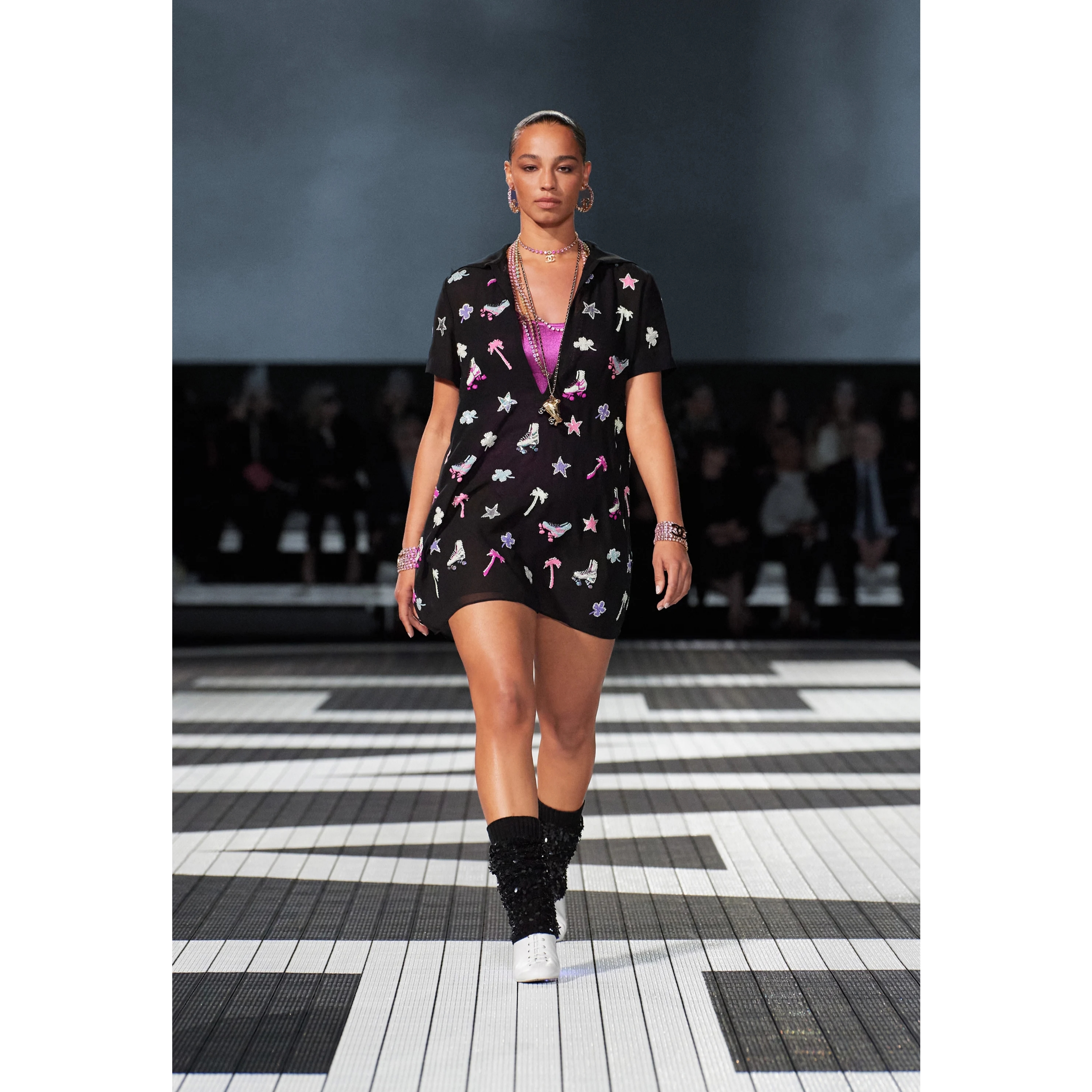 2023/24Cruise★送料無料【CHANEL】ロゴ フープ ピアス ストラス 2023/24Cruise☆送料無料【CHANEL】ロゴ フープ ピアス ストラス