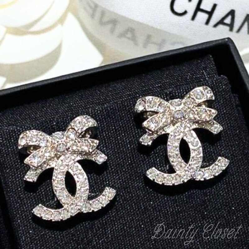 リボンモチーフが大人可愛い♪【CHANEL】 CCロゴ リボン ピアス