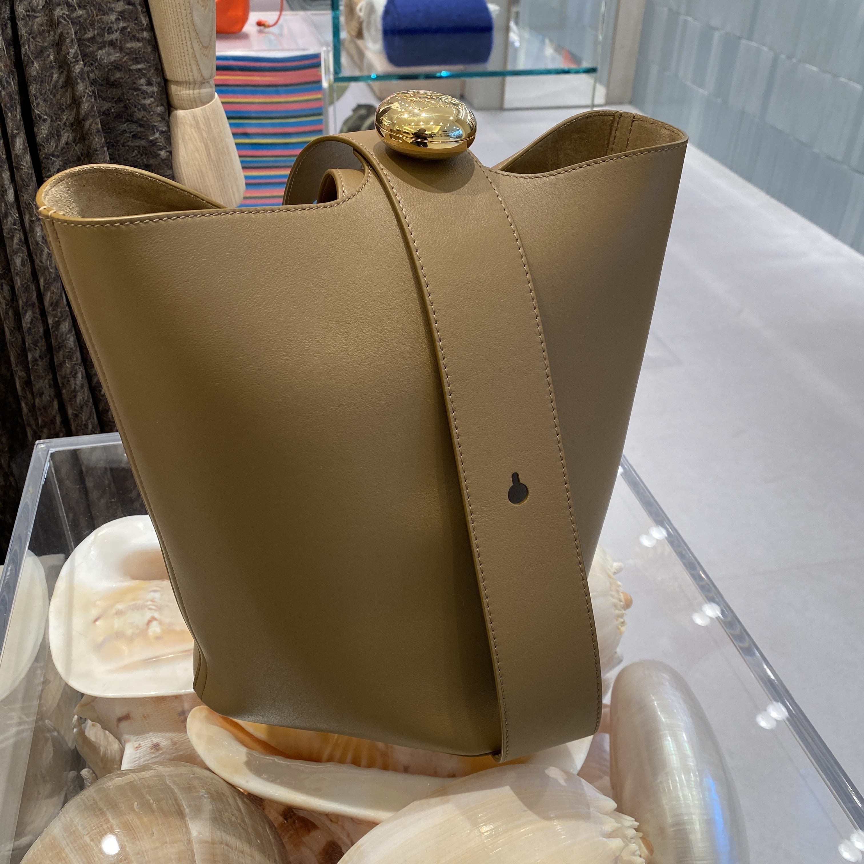 LOEWE☆ペブルバケットバッグミディアム（メローカーフ）オーク