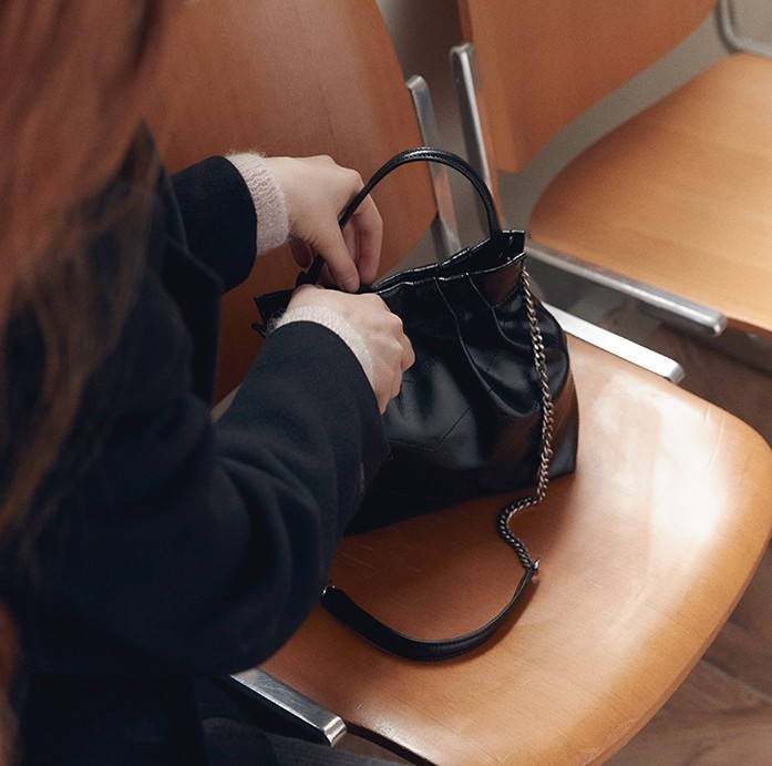 OSTKAKA ★ KNOT DRAW SHOLDER BAG BLACK [正規品/関税込] OSTKAKA ☆ KNOT DRAW SHOLDER BAG BLACK [正規品/関税込
