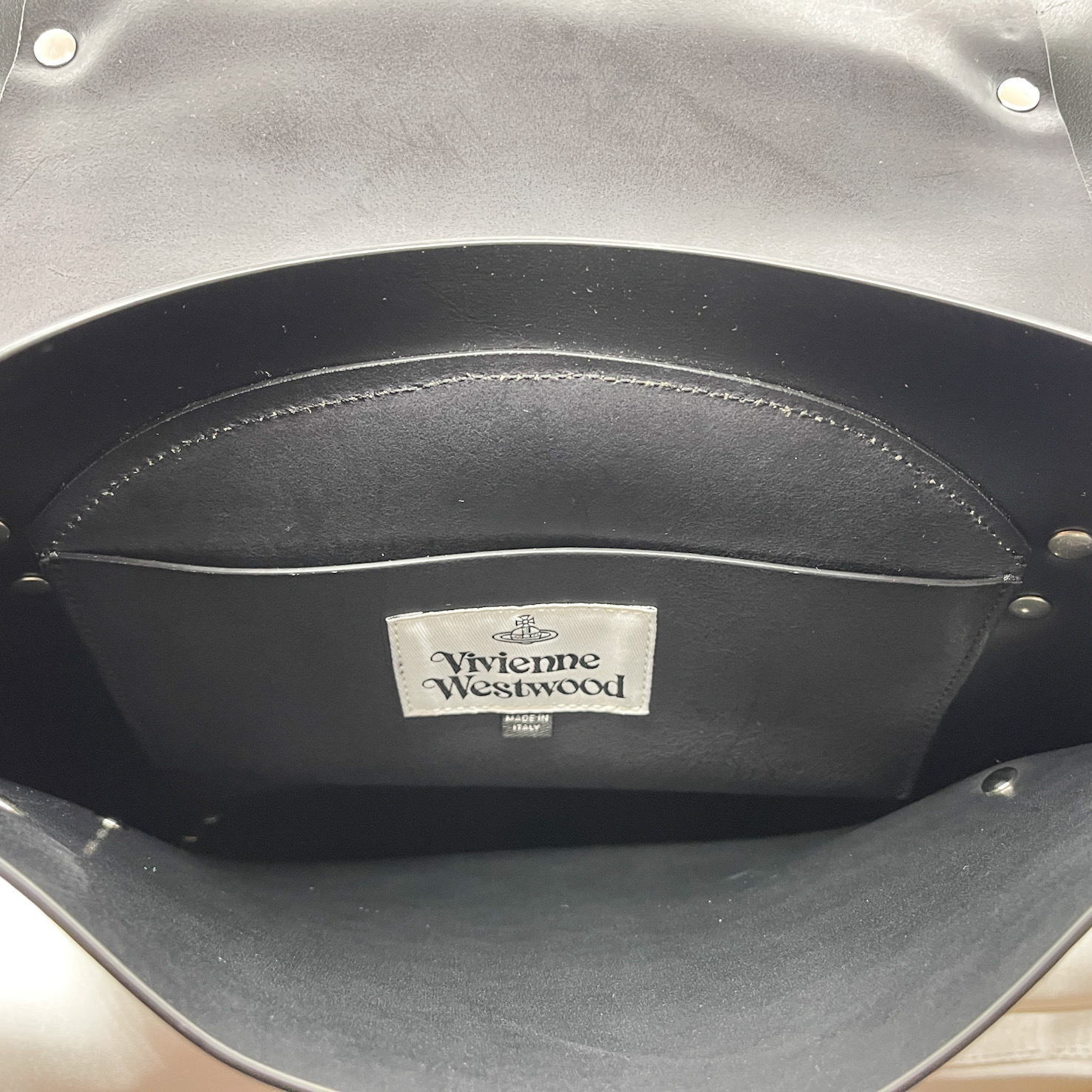 [国内即発]Vivienne Westwood/存在感あるロックなレザークラッチ 国内即発]Vivienne Westwood/存在感あるロックなレザークラッチ