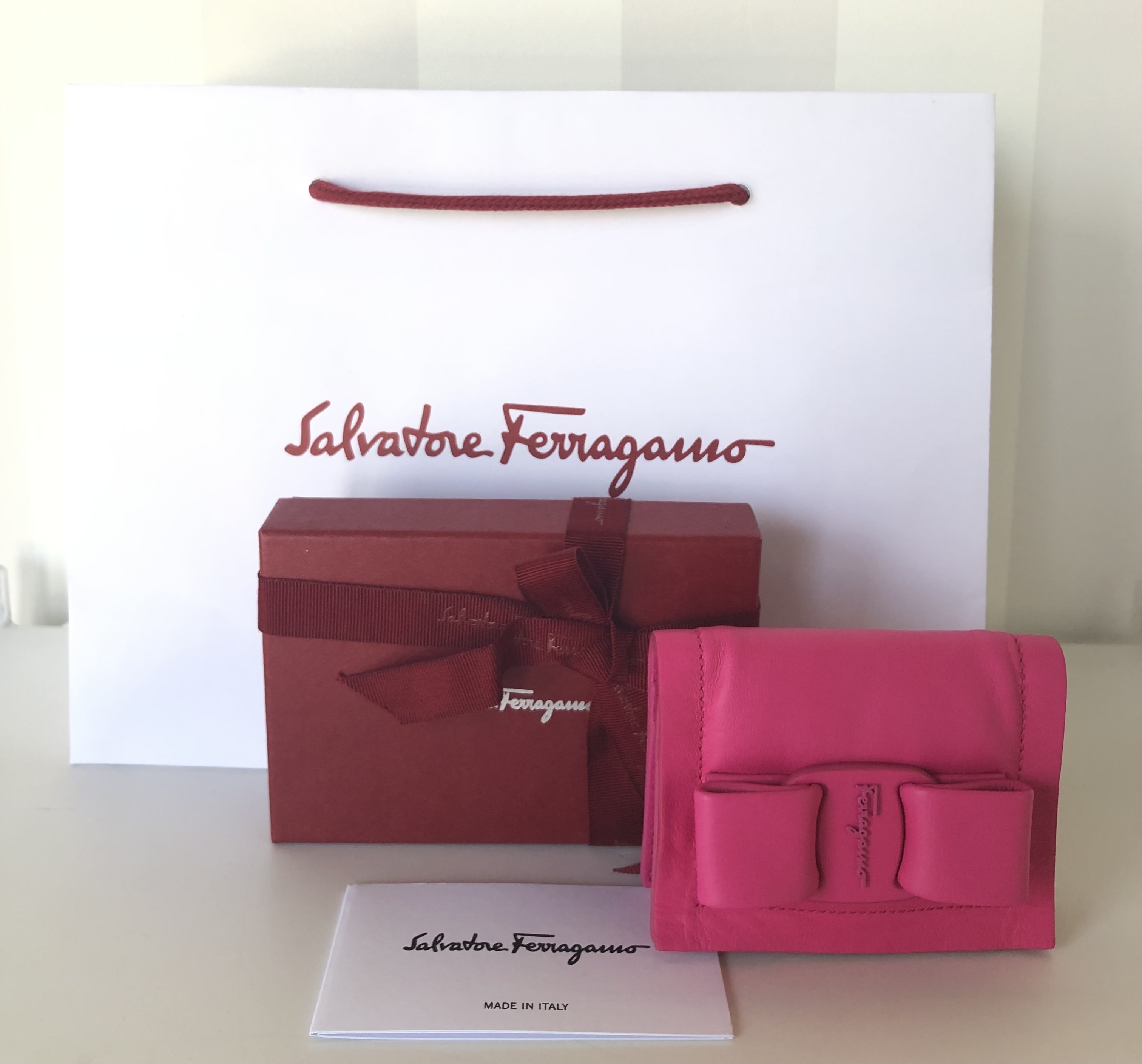 ギフトに◎【FERRAGAMO/フェラガモ】”VIVA BOW”カードホルダー