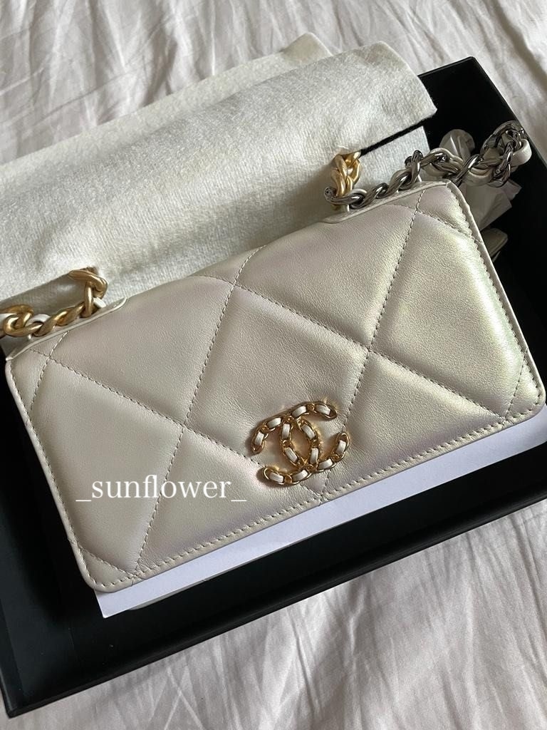 シャネル CHANEL19 チェーンウォレット パールホワイト