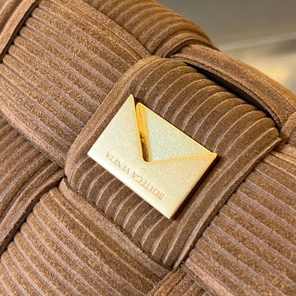 【BOTTEGA VENETA】パデッド カセット コーデュロイ調 スエード BOTTEGA VENETA】パデッド カセット コーデュロイ調 スエード