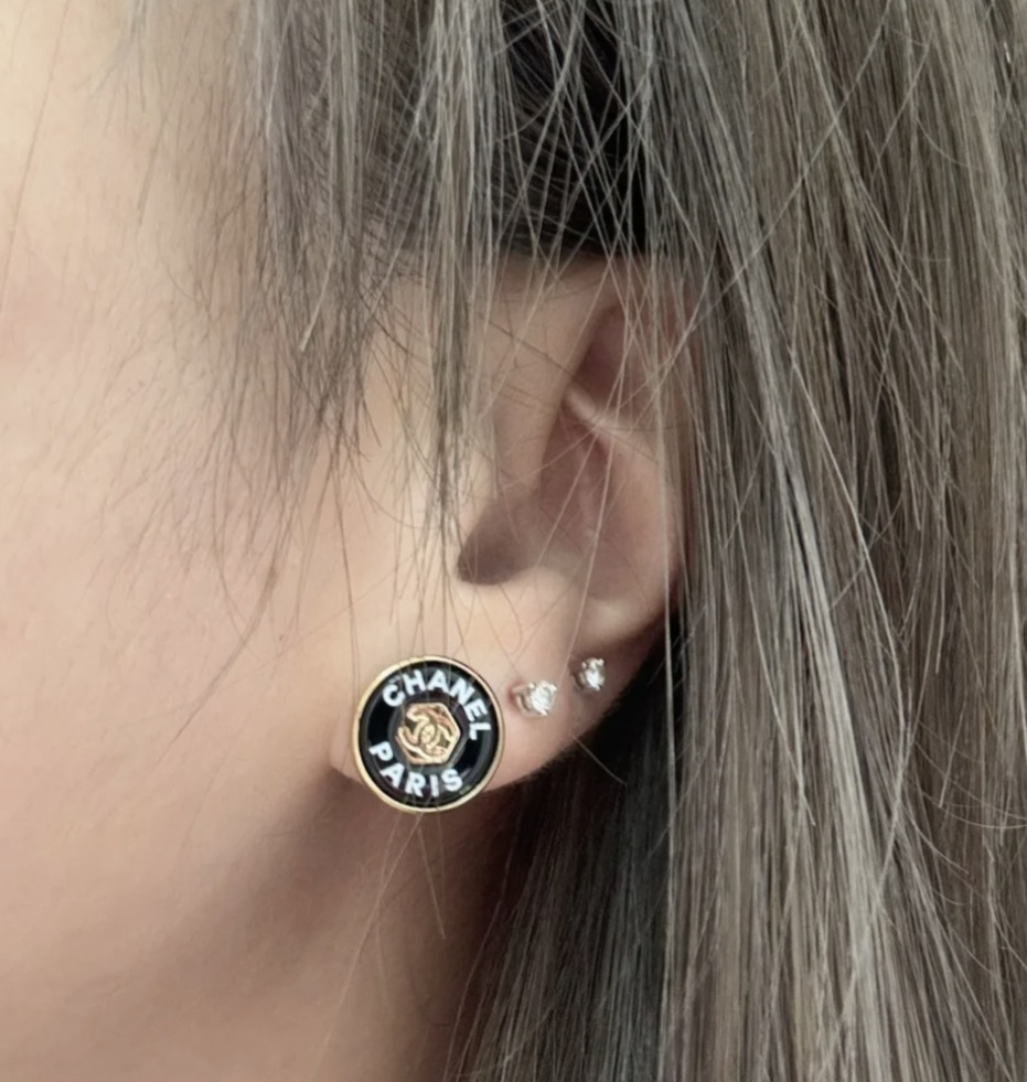 【24C★完売必至！】CHANEL シャネル シンプルロゴピアス 大注目◎シンプルロゴ【CHANEL】ピアス