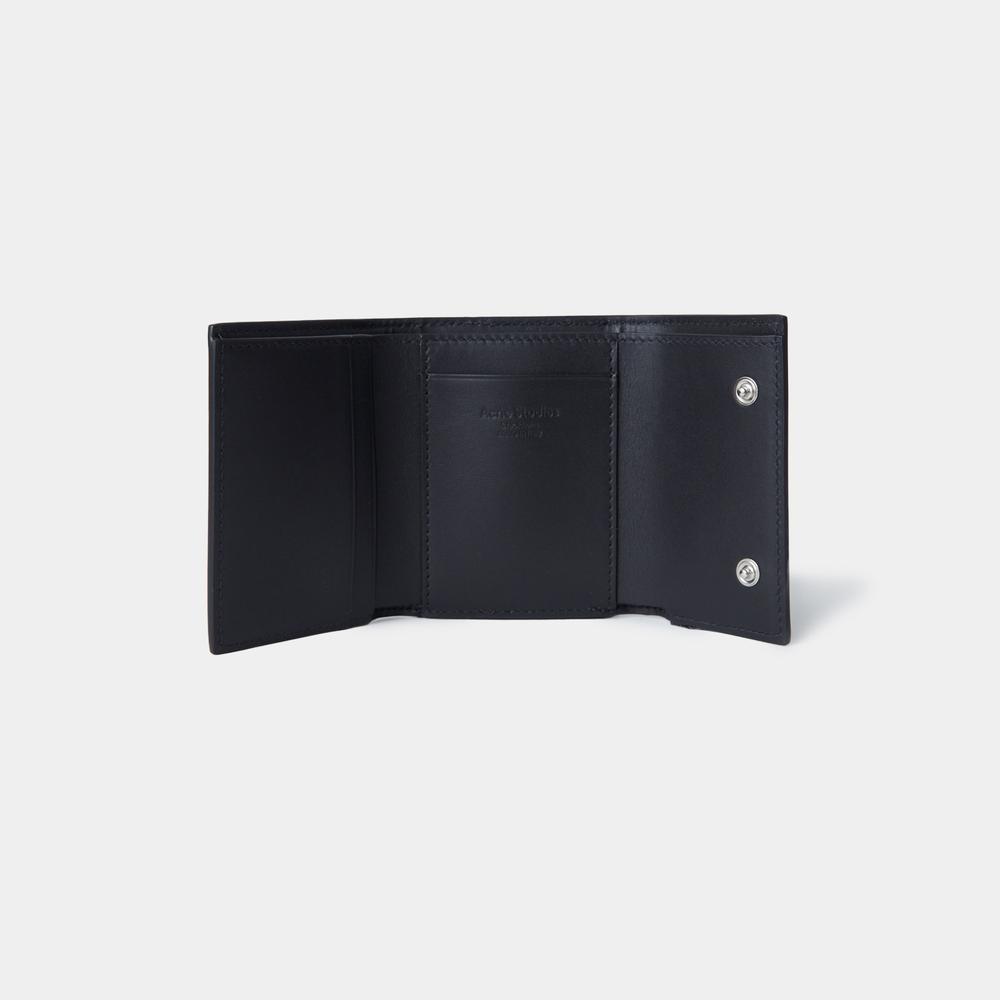 【Acne Studios】レザー 三つ折り財布 無地 *送料/関税込み* すぐ発送/関税込】AcneStudios レザー製三つ折りウォレット