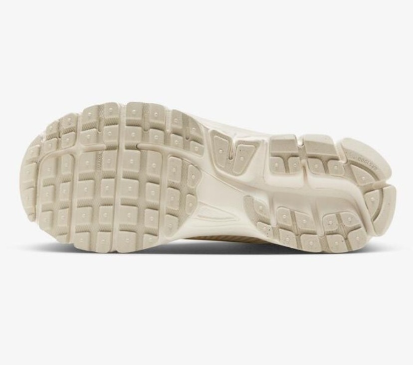 ☆韓国の人気☆【NIKE】☆ZOOM VOMERO 5 WMNS(W)☆23-29.5cm
