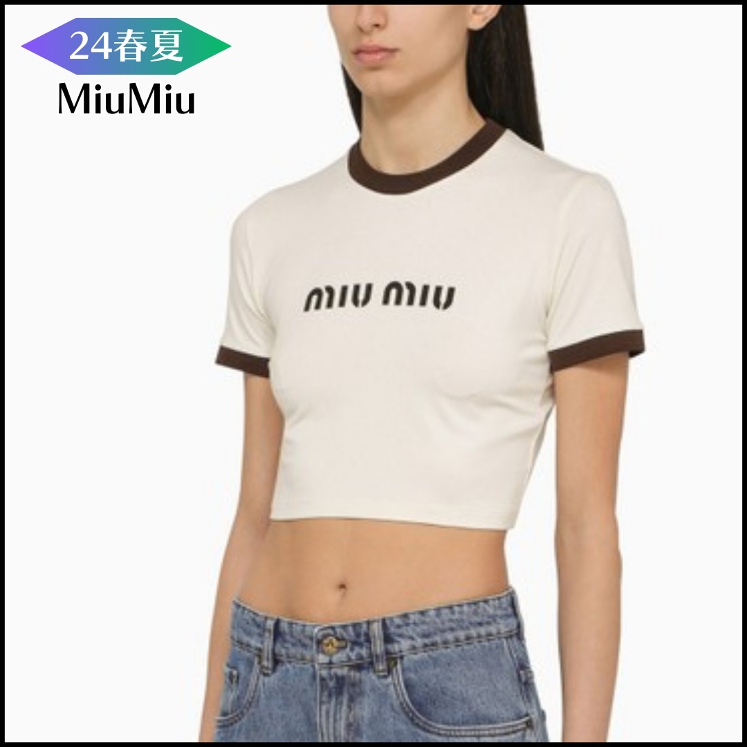 ミュウミュウ ロゴ入りアイボリー/ブラック クロップ T シャツ