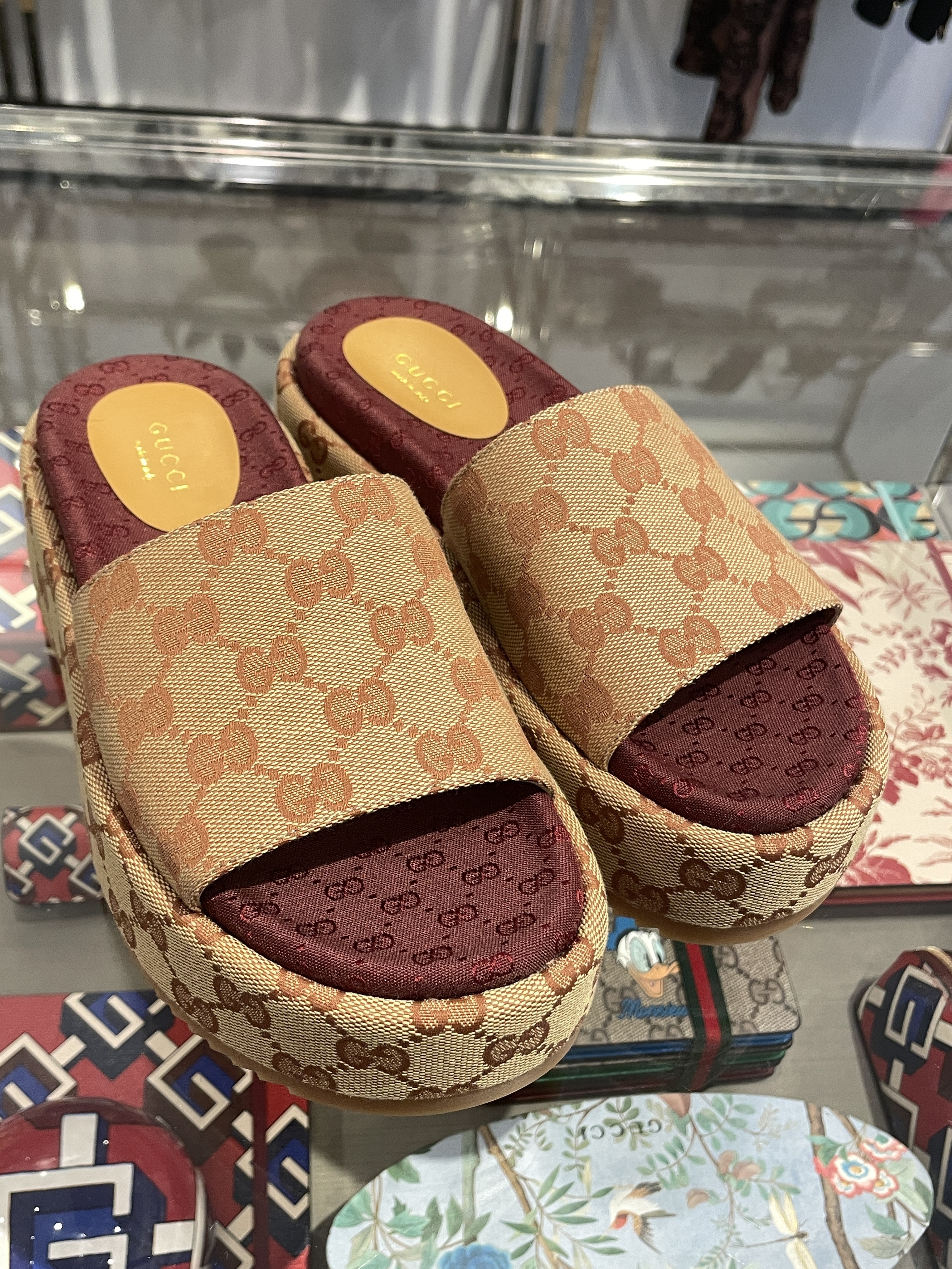 Gucci Monogram GG ロゴ プラットフォーム スライドサンダル