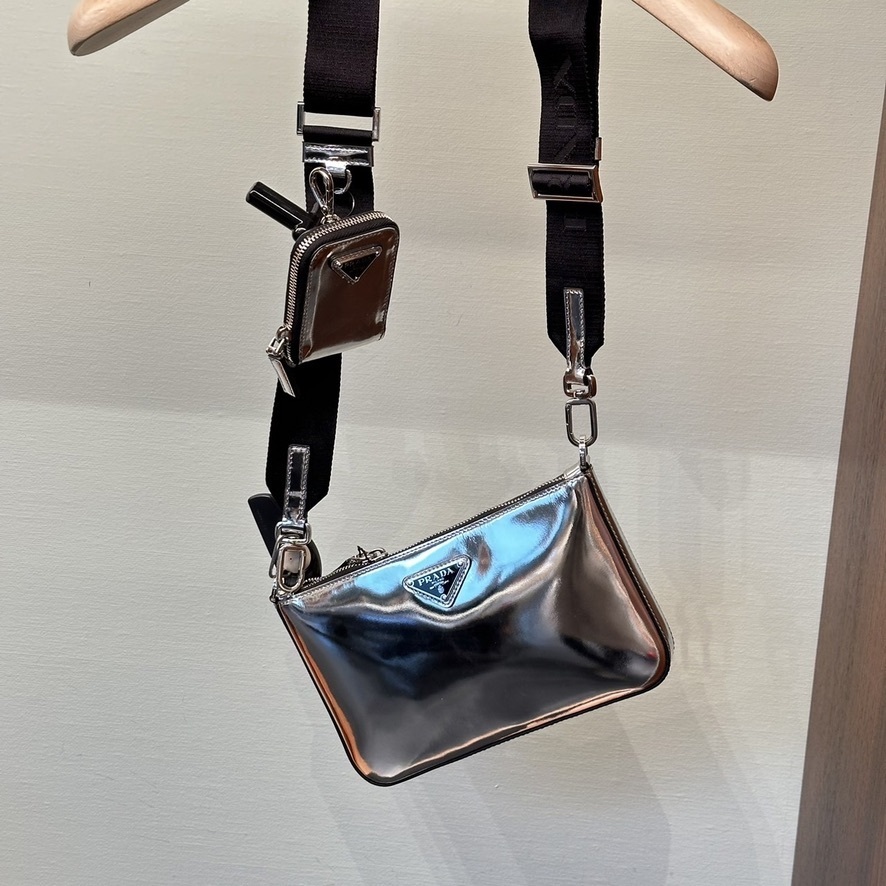 PRADA ◇ Re-Edition 2005 Re-Nylon バッグ ◇ シルバーチェーン