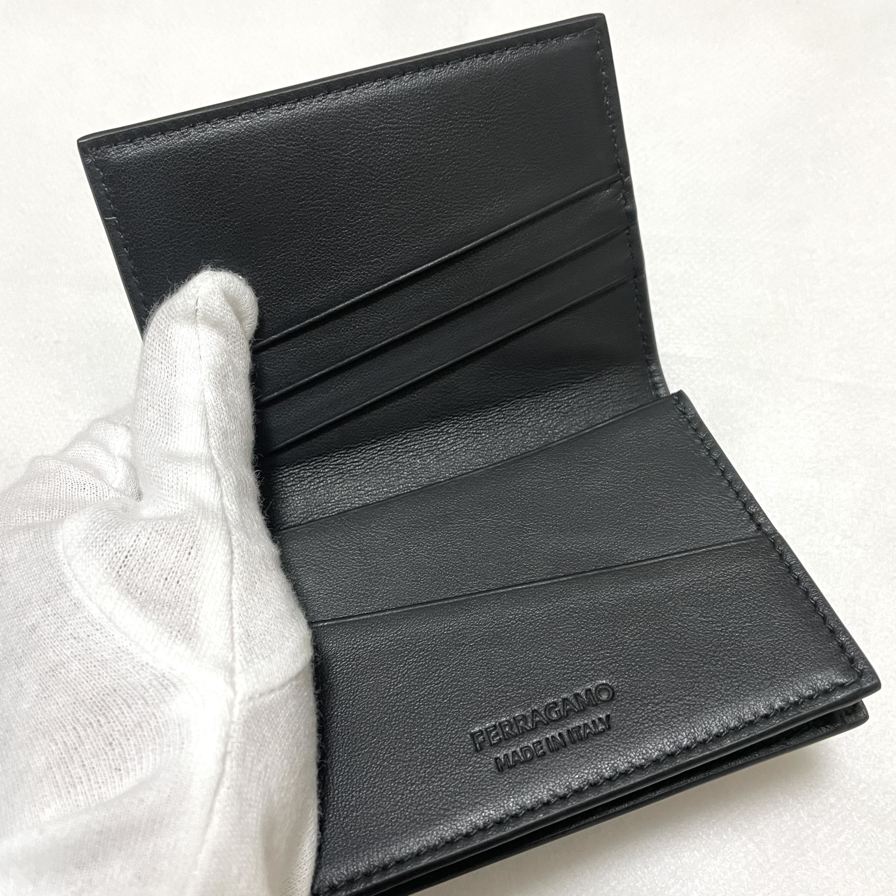 ★関税込★Ferragamo★ロゴ エンボス加工 カードケース★ ☆関税込☆Ferragamo☆ロゴ エンボス加工 カードケース