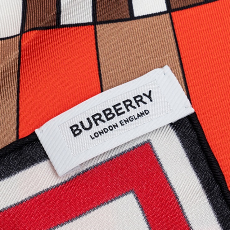 ★関税込★BURBERRY★タイルプリントシルクスクエアスカーフ★ ☆関税込☆BURBERRY☆タイルプリントシルクスクエアスカーフ