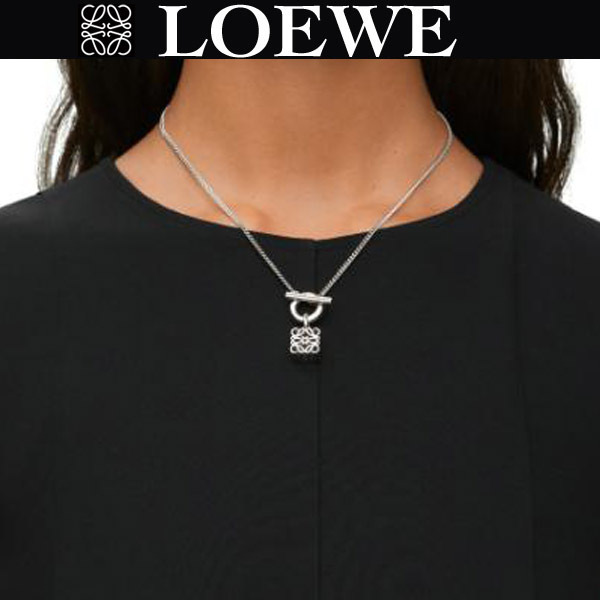 LOEWE コーデのワンポイントに アナグラム ネックレス シルバー
