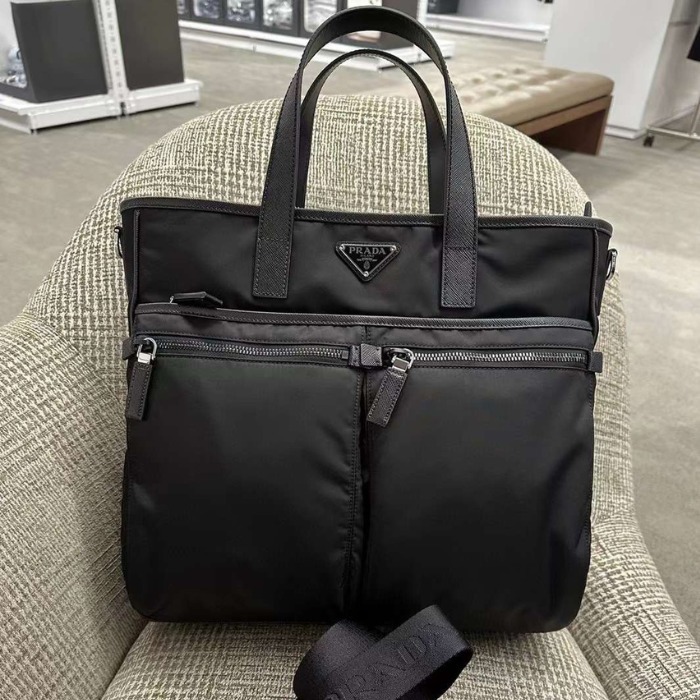 ★Prada★A4サイズ収納可能 軽量 Re-Nylonトートバッグ