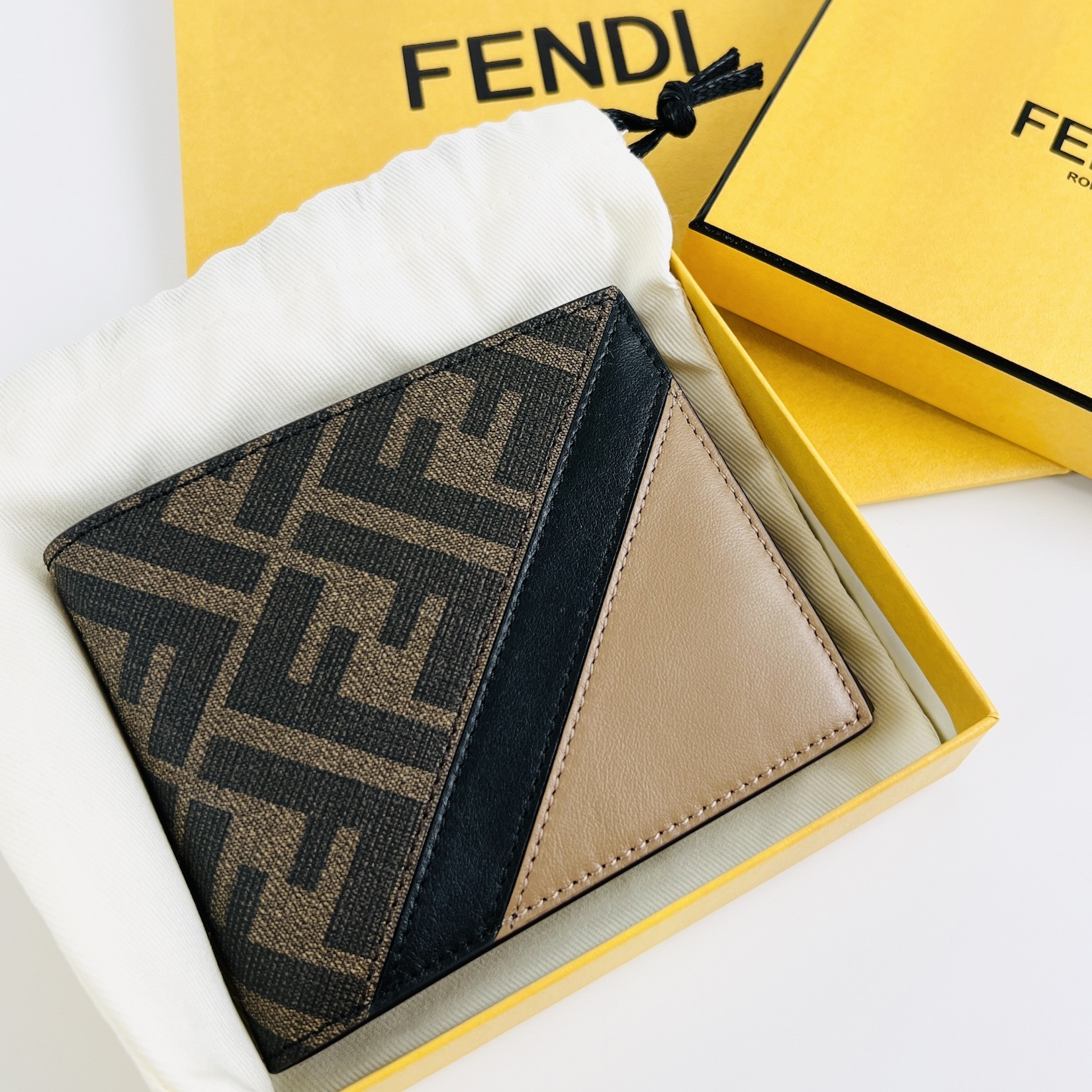 すぐ届く☆【FENDI】コインケース付き二つ折り財布