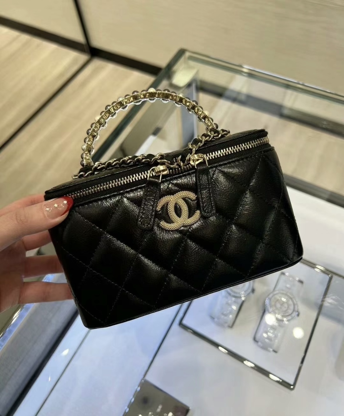 シャイニーラムスキンの輝きが眩しい CHANEL ヴァニティケース