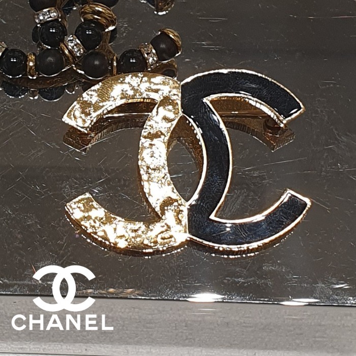 24C【CHANEL】ロゴ ブラック ゴールド アシンメトリー ブローチ