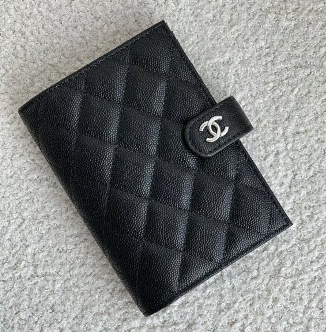 ビジネスシーンで超便利！CHANEL 手帳 パスポートケース