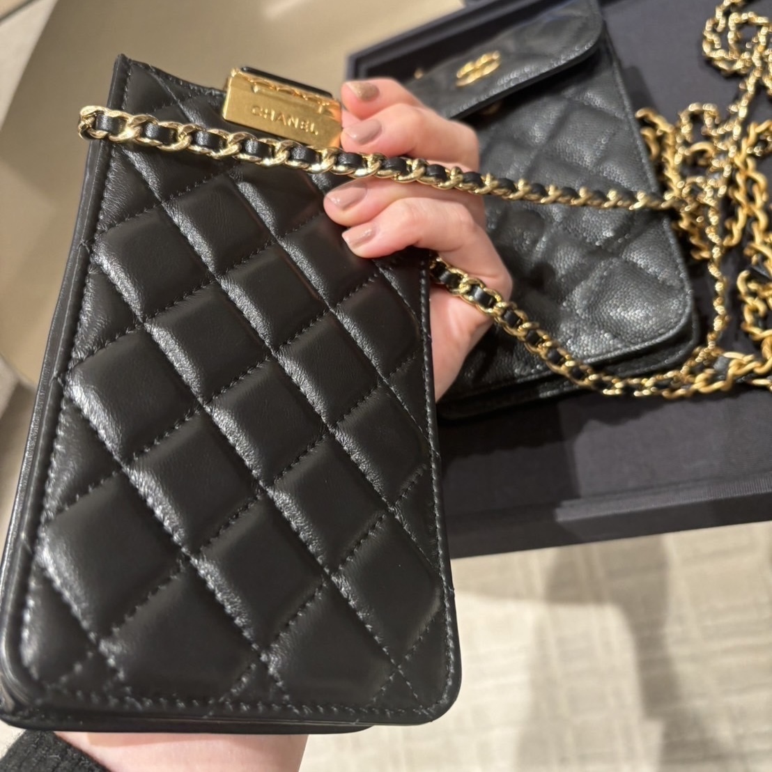 【入手困難☆エレガント】 CHANEL フォンケース org.jpg