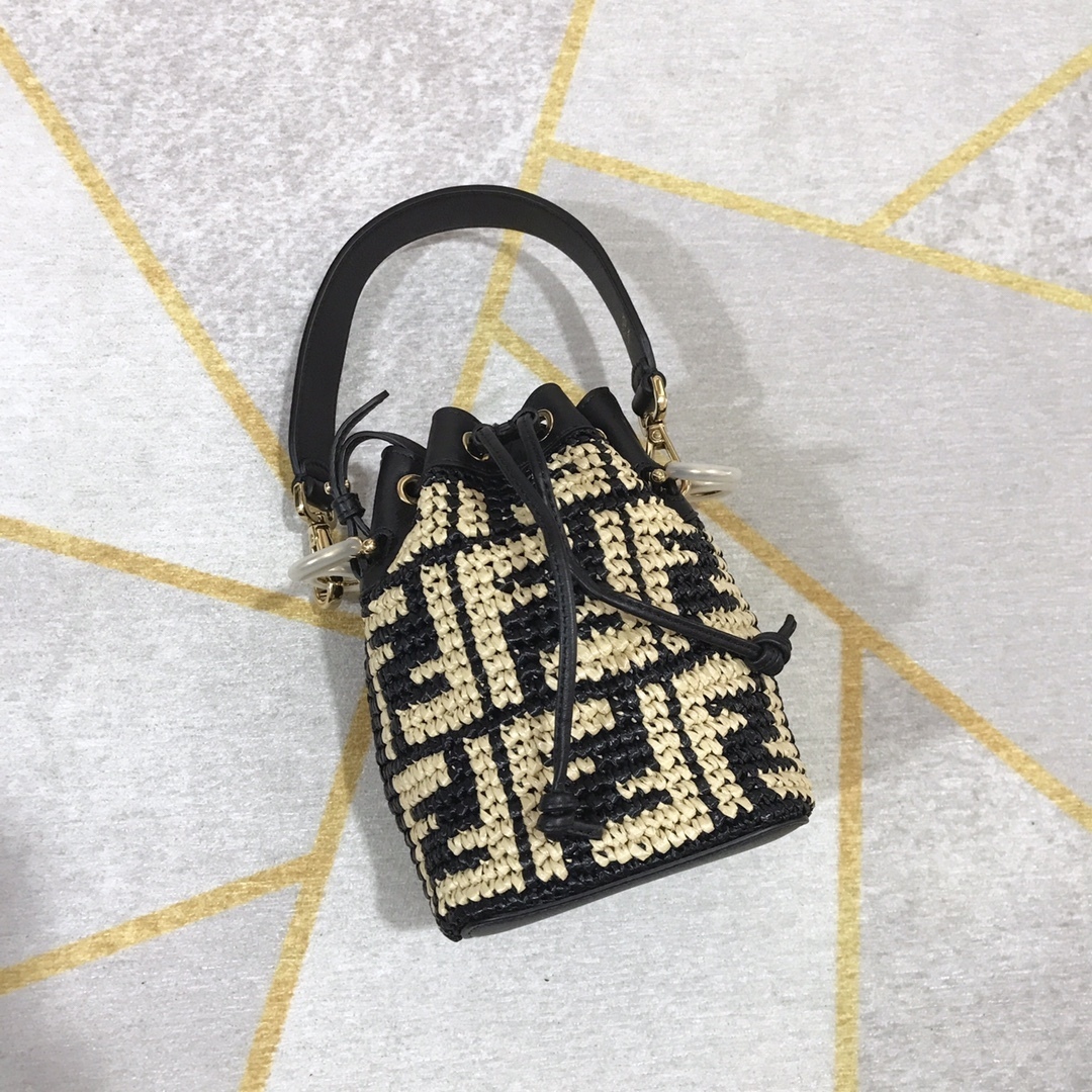 ★送料込★FENDI モン トレゾール クロスボディバッグ