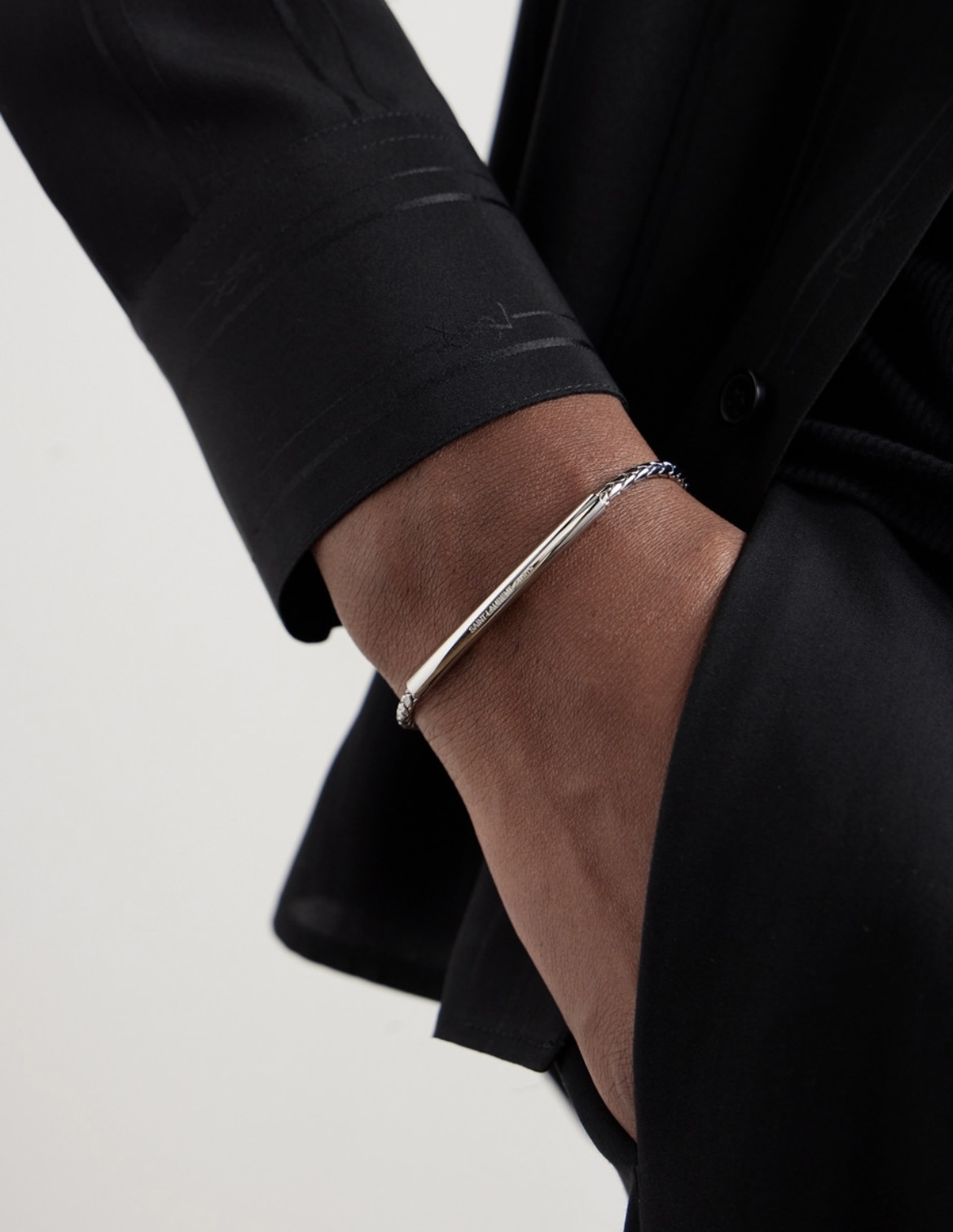 SAINT LAURENT シルバートーン ロゴ チェーン ブレスレット 人気