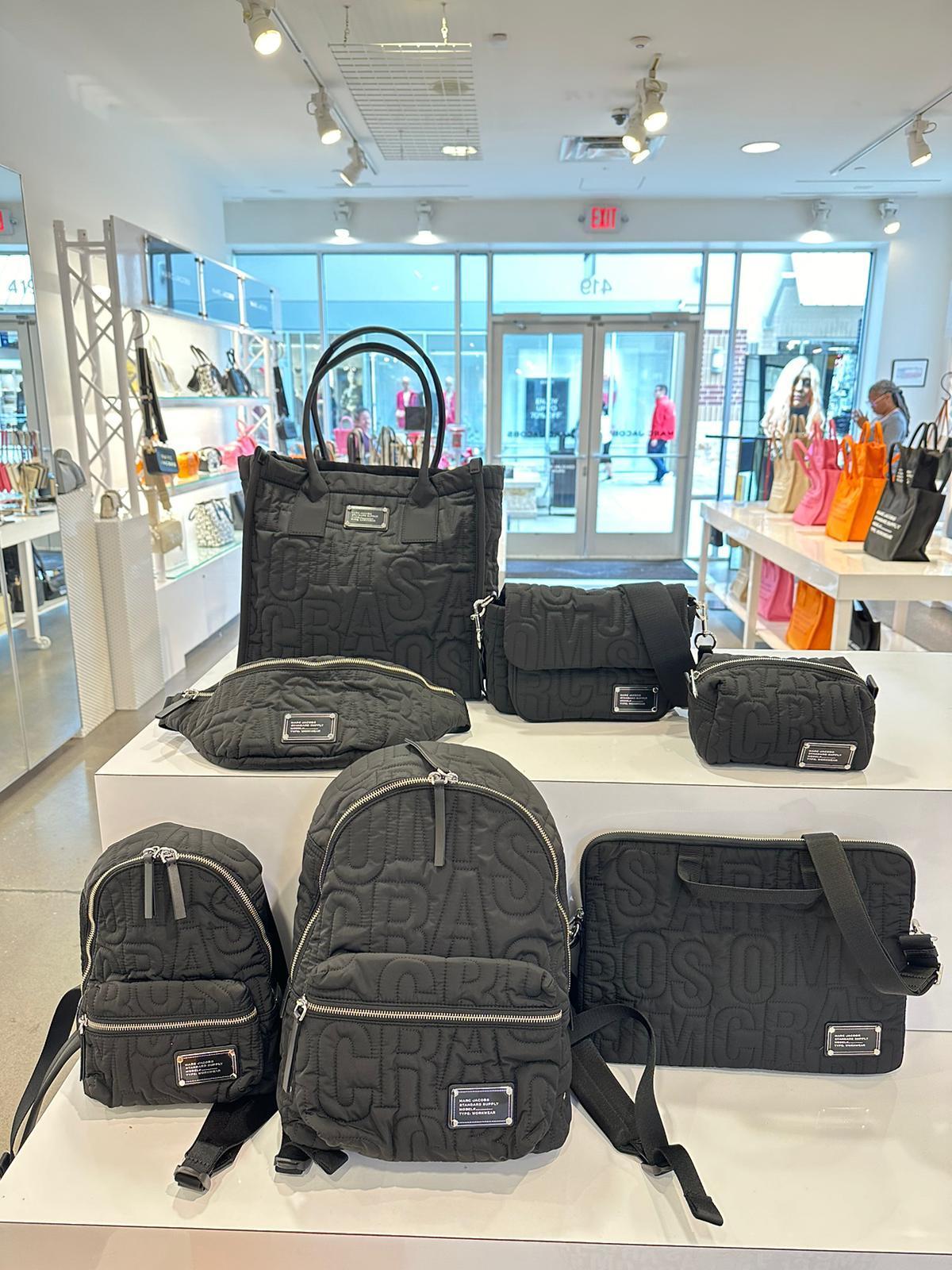 MARC JACOBS スティッチロゴ ナイロンリュック (S) ユニセックス MARC JACOBS スティッチロゴ ナイロンリュック (S) ユニセックス