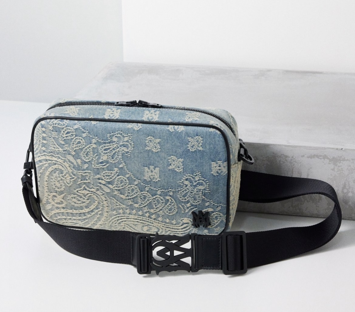 目を引くアイテム★【AMIRI】バンダナ刺繍クロスボディバッグ Amiri Bandana Embroidered Crossbody Bag in Black | FWRD