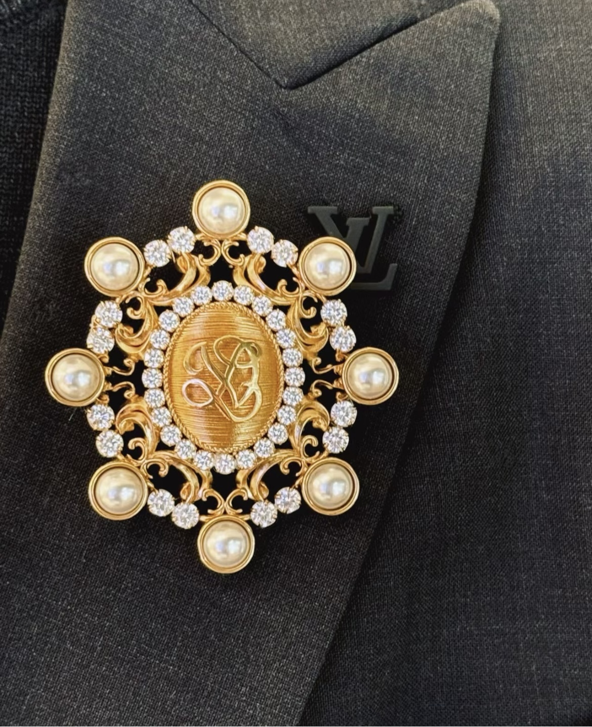 まるで将校がしていそうなゴージャスな Louis Vuitton ブローチ