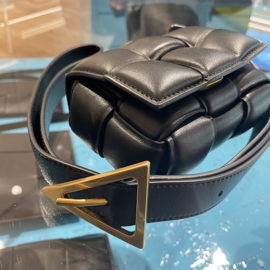 BOTTEGA VENETA PADDED CASSETTE ミニ ショルダーバッグ