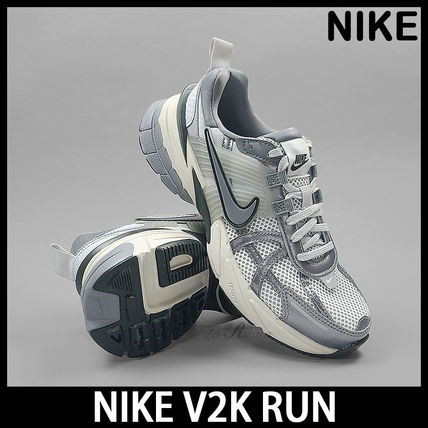 シルバー（銀色）系 Nike V2K RUN(ナイキ) スニーカー