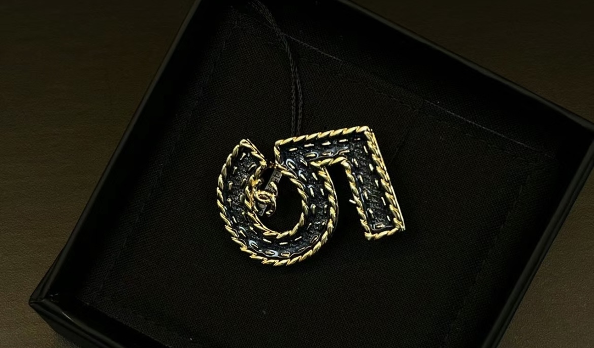 ５ブローチも色々集めたい 今回はデニム風 CHANEL ブローチ