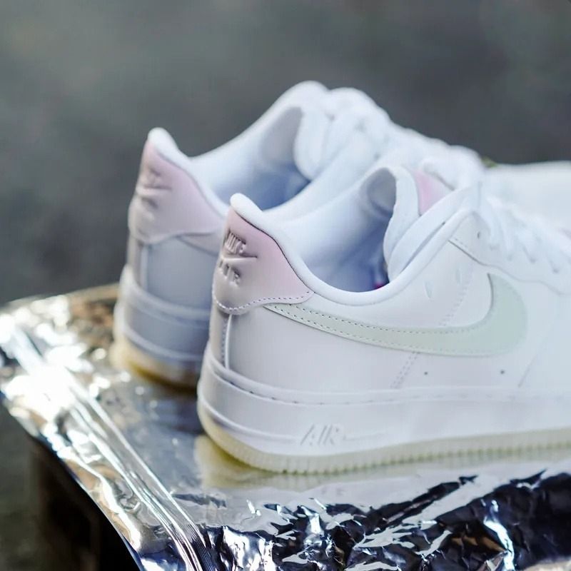 ★NIKE★ ロゴが変色する WMNS AIR FORCE 1 07 LX FZ5531 関送込 ☆NIKE☆ ロゴが変色する WMNS AIR FORCE 1 07 LX FZ5531 関送込