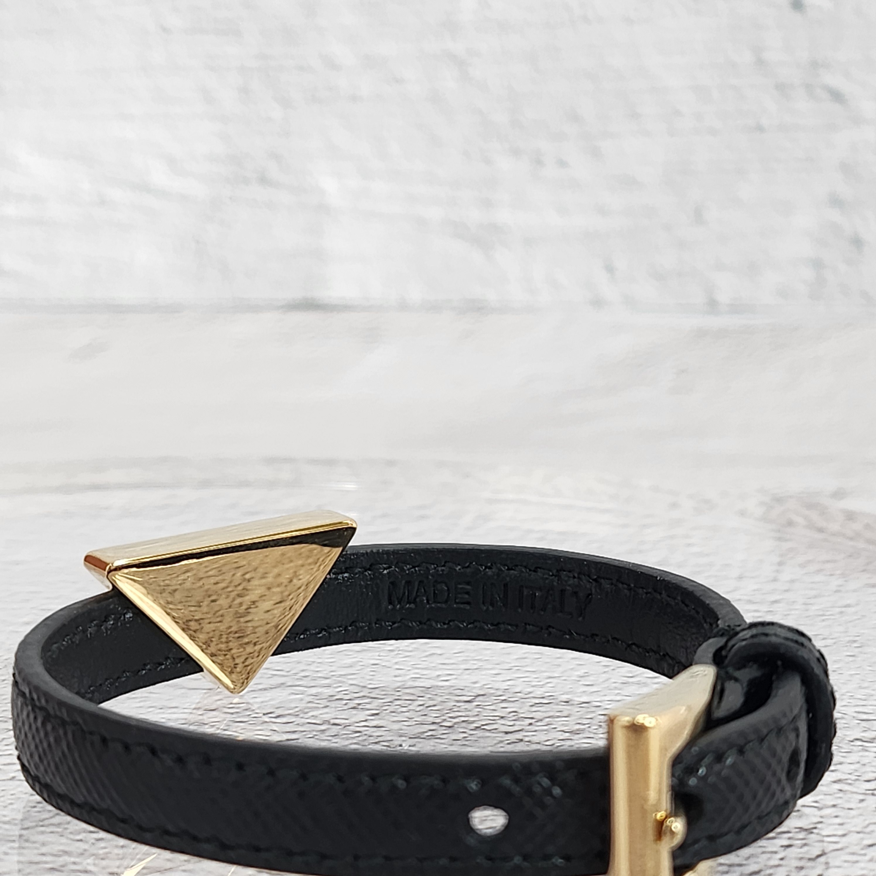 ☆関税込☆PRADA☆サフィアーノ レザー ブレスレット BLACK☆