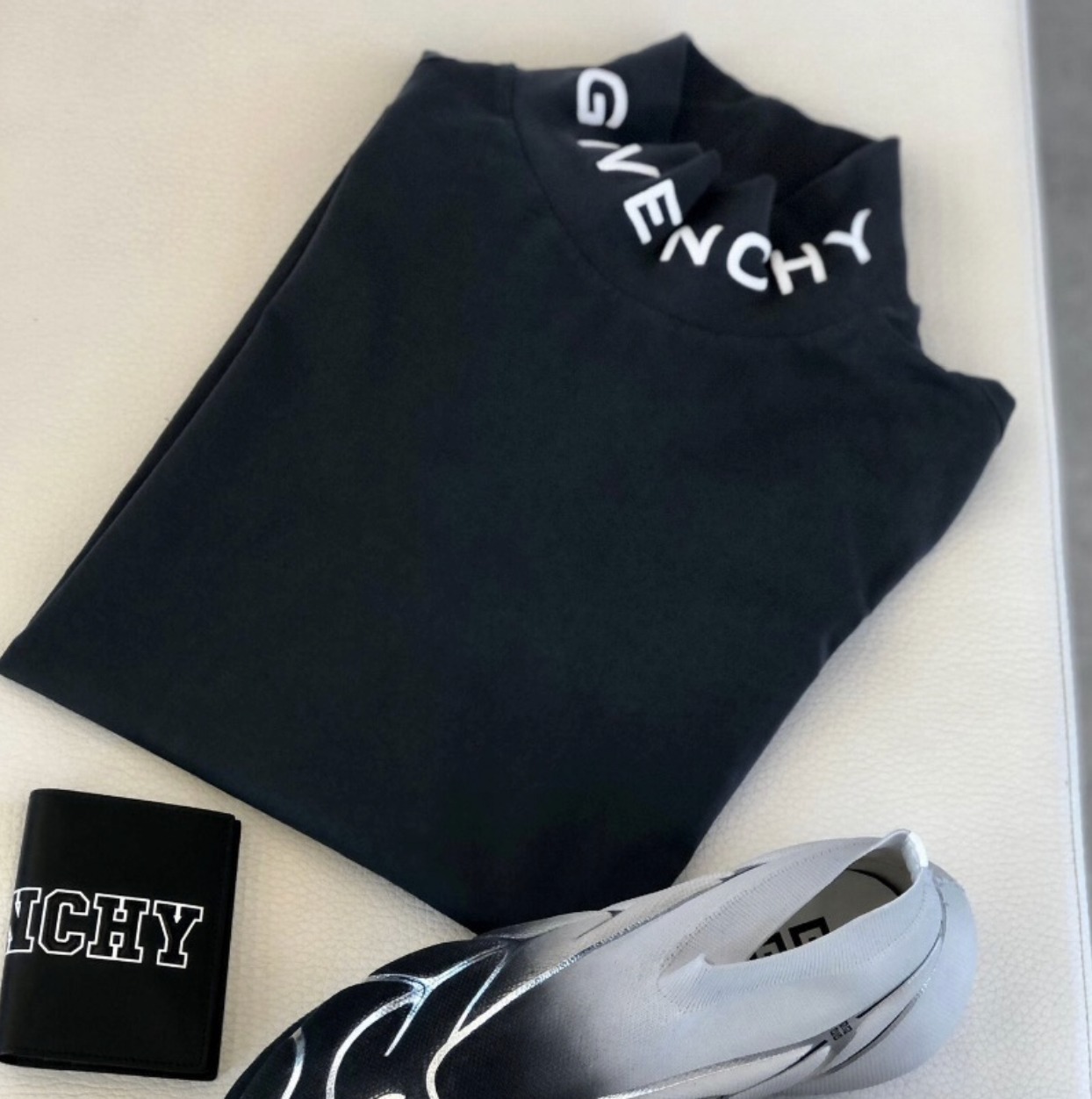 【GIVENCHY】ハイネックロゴTシャツ
