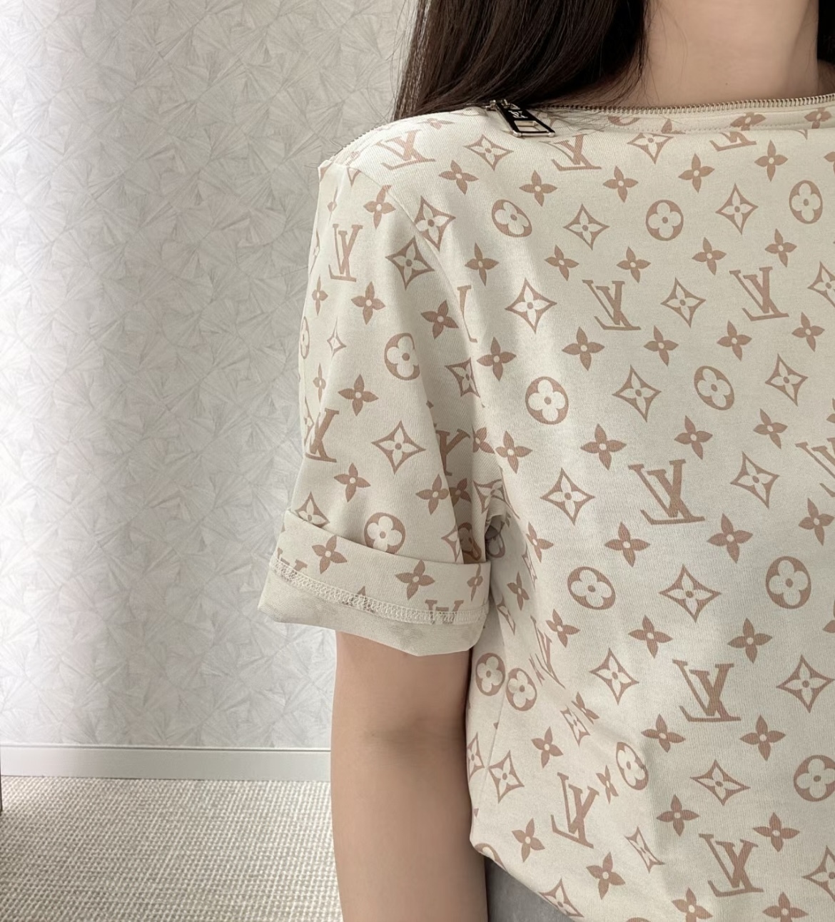 襟ぐりのファスナーデザインが効いてる Louis Vuitton Tシャツ