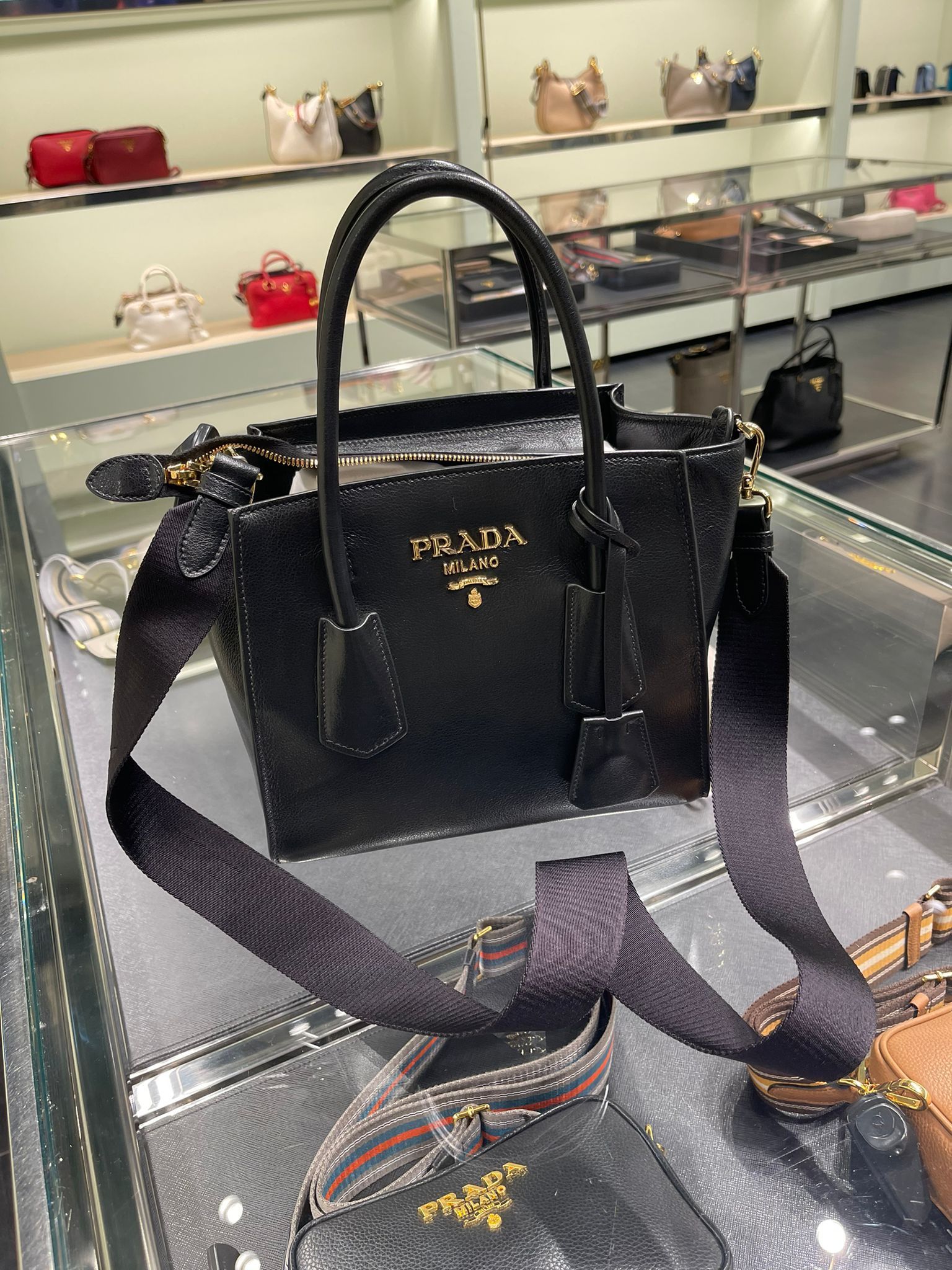 ☆直営店買付☆ PRADA ハンドバック 3WAY/斜めかけ可能 1BG369