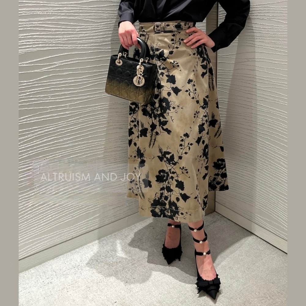 Dior ミドルロングフレアスカート シルエットが可愛い♡】DIOR ロング フレアスカート (Dior