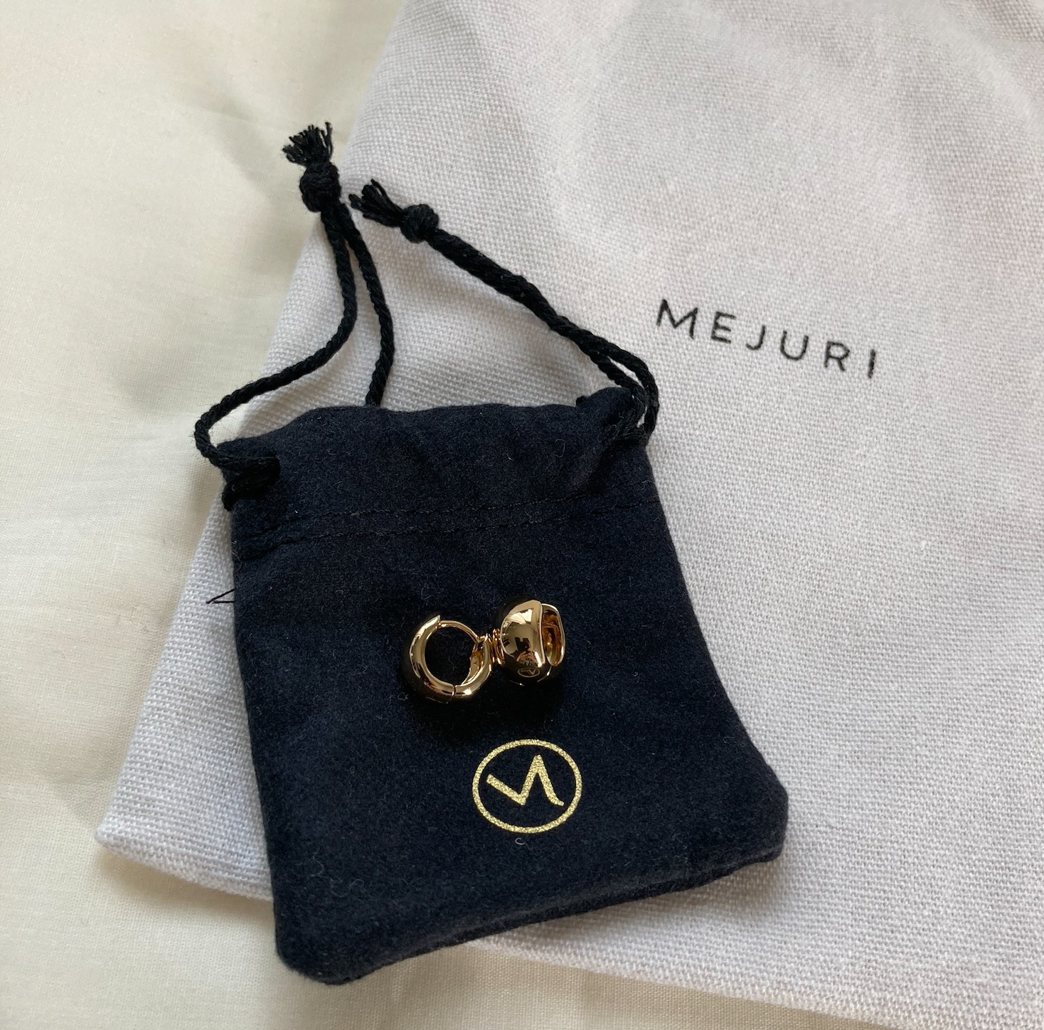 【MEJURI】チャンキー ハギー フープ ピアス ゴールド MEJURI チャンキー ハギー フープピアス