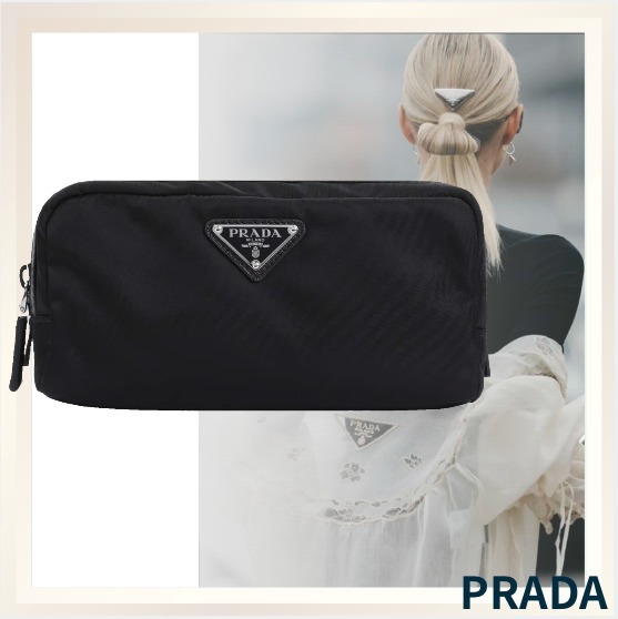 新作★PRADA★Re-Nylon ロゴプレート ジップポーチ ブラック