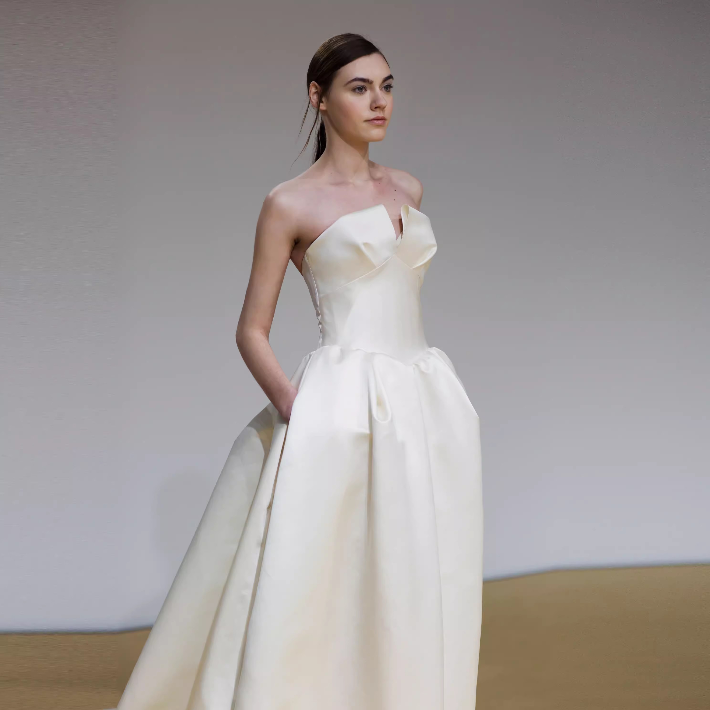 チューブトップウェディングドレス結婚式 花嫁 ウェディングドレス Aライン チューブトップ ビスチェ 袖