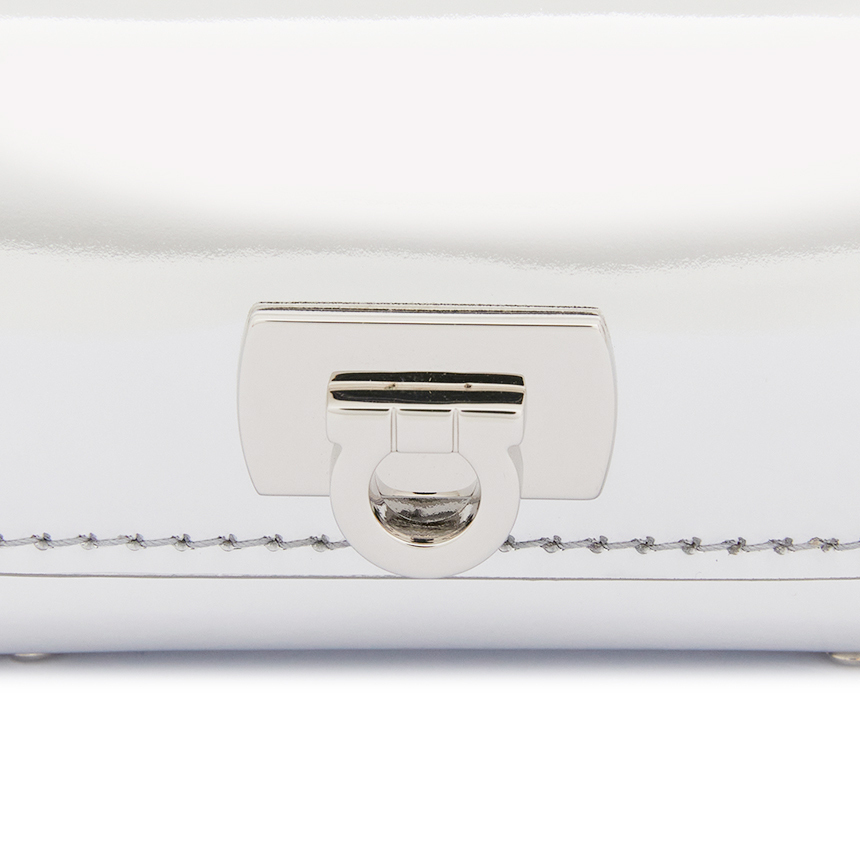 《FERRAGAMO》 22 0487 008 0770677 チェーンAirPods Proケース