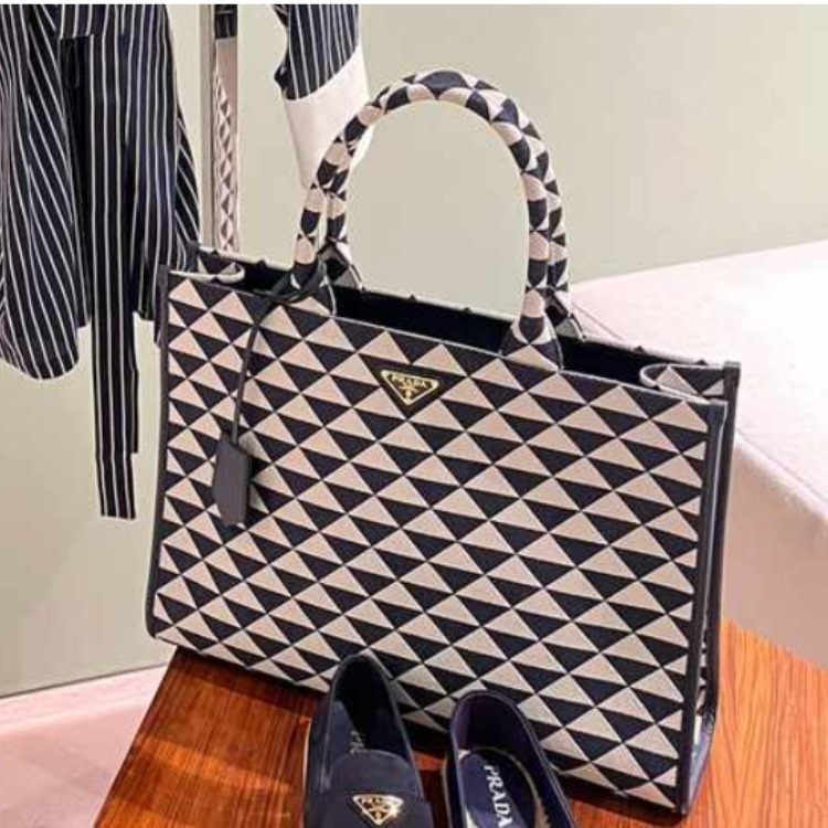 PRADA シンボルエンブロイダリーファブリックラージハンドバッグ