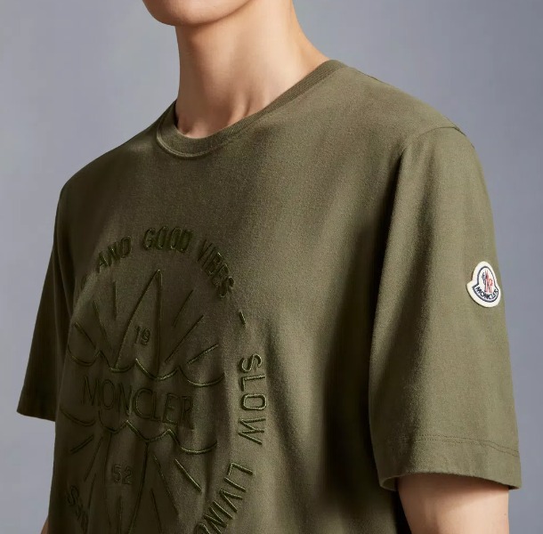 MONCLER 2024春夏新作 サーフィンモチーフ刺しゅう入り Tシャツ MONCLER 2024春夏新作 サーフィンモチーフ刺しゅう入り Tシャツ